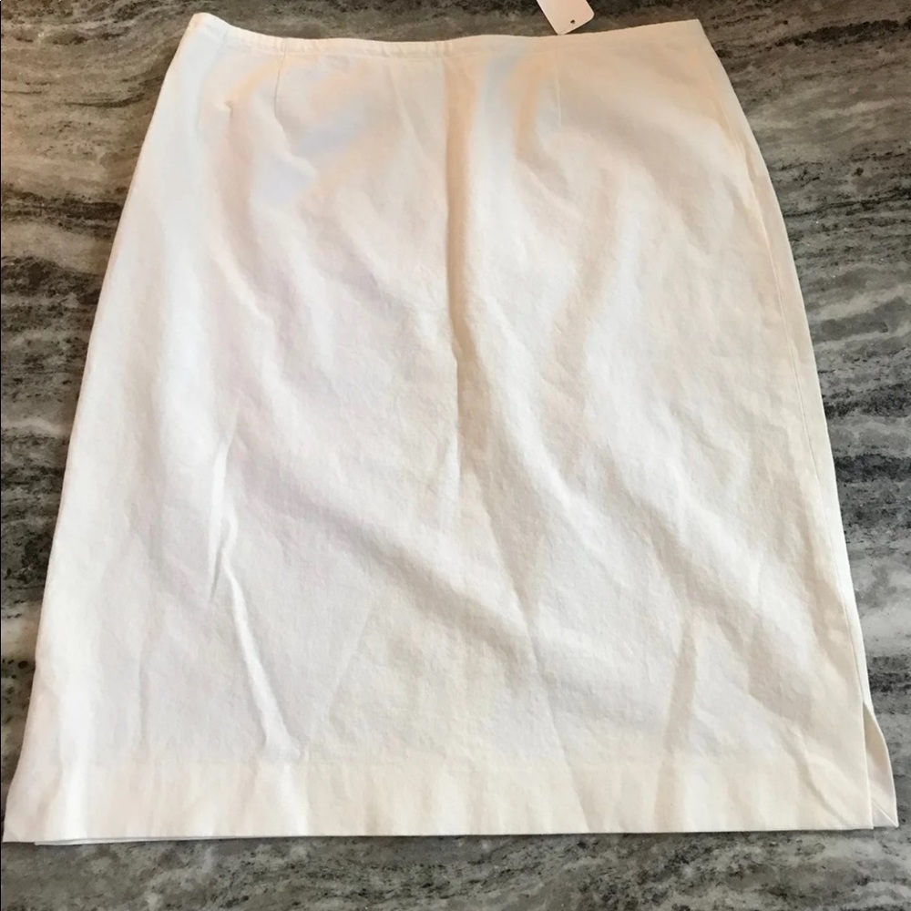 Leggiadro Womens skirt size 8 cream color
